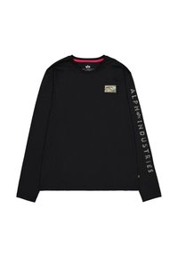 Camiseta negra de manga larga con cuello redondo, que presenta un pequeño parche de camuflaje en el pecho y "ALPHA INDUSTRIES" impreso en gris en la manga.