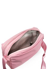 Bolso cruzado rosa hecho de material suave, con cierre con cremallera y un interior liso que incluye un compartimento y una correa para llevar.