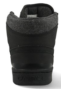 Zwarte hoge sneaker met een gestructureerde grijze viltkraag, een gladde synthetische bovenkant, geperforeerde zijkanten en een gedrukt logo op de hiel.