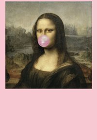 Portrét Mona Lisy s tmavým oblečením a dlouhými vlasy, jak fouká velký růžový bublinkový žvýkač, na pozadí s tlumenou krajinou.