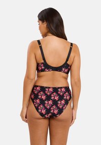 Zwart bloemenbikini-set met een bralette met verstelbare bandjes en bijpassende hoge taille broekjes, versierd met roze bloemenpatronen.