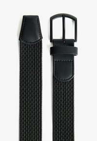 Curea din material textil negru țesut, cu accente din piele, prevăzută cu o cataramă dreptunghiulară mată neagră și o buclă, prezentând un model texturat.