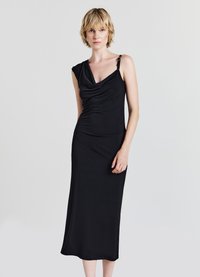 Schwarzes Midikleid aus glattem Stoff, mit drapiertem Ausschnitt, asymmetrischem Ärmel und dekorativen Metallteilen am Schulterriemen.