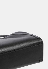 Borsa in pelle nera con finitura testurizzata, forma rettangolare e dettagli lisci. Presenta sottili manici nella parte superiore e un fondo robusto per la stabilità.