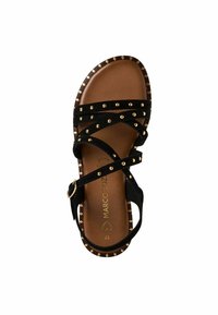 Sandalo in suede nero con borchie dorate su cinturini incrociati, soletta imbottita marrone e suola con motivo. Dettaglio con fibbia alla caviglia.