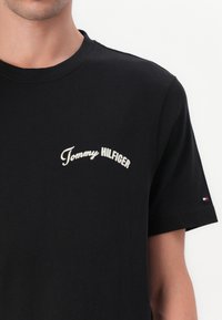 Tommy Hilfiger - T-shirt z nadrukiem