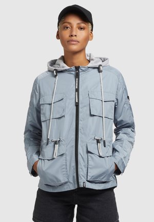 Helles blaues Jackett mit grauer Kapuze, doppelten Vorderaschen, Zugbändern und kontrastierenden schwarzen Beschlägen. Glatte Textur, lässiges Design.