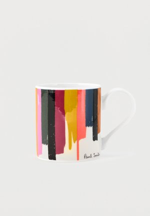 Hvid keramisk krus med lodrette penselstrøg i pink, sort, grøn, burgundy, gul, koral, blå og brun, signeret Paul Smith.