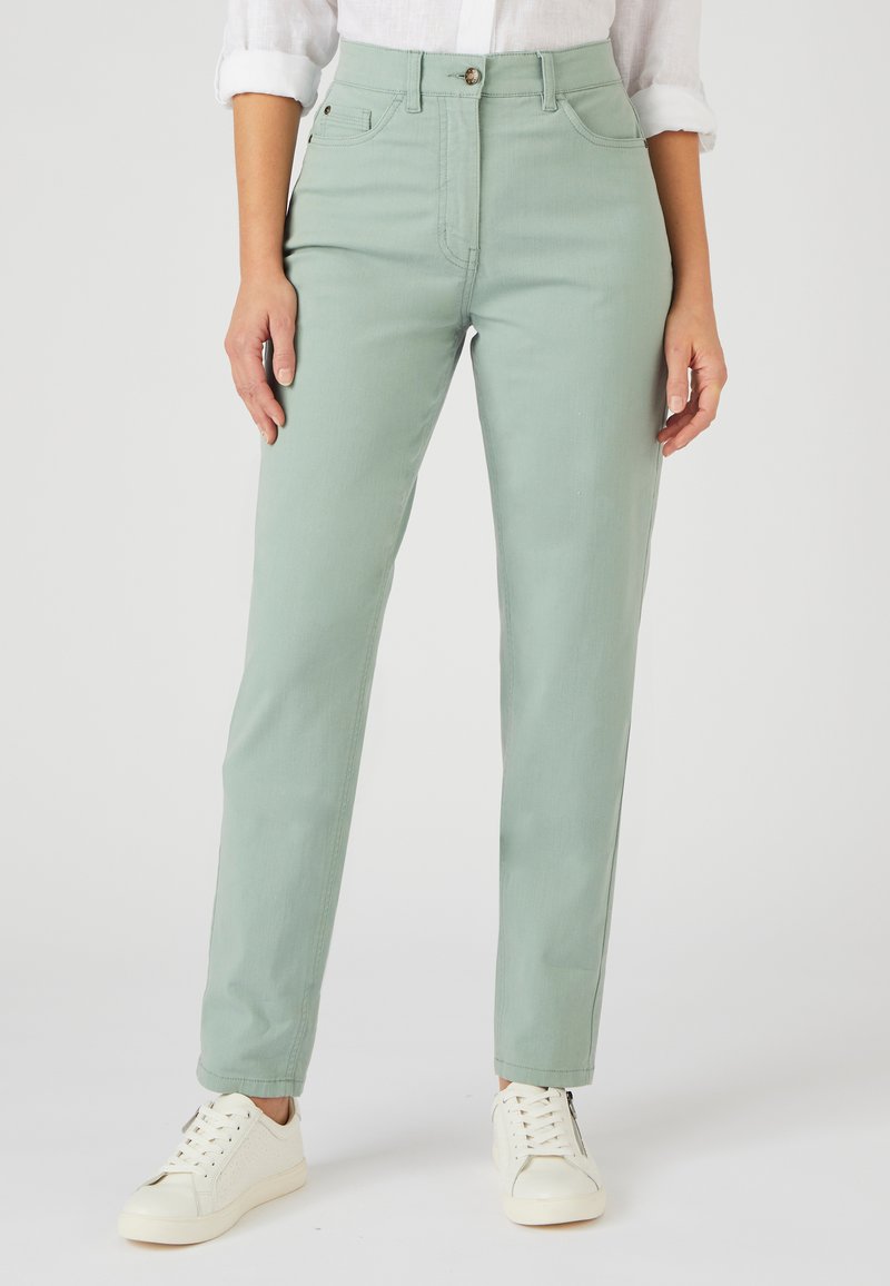 Lichtgroene high-waisted broek van denim, met voorzakken, een knoopsluiting en een rechte pijpdesign. Draagt het met witte sneakers.