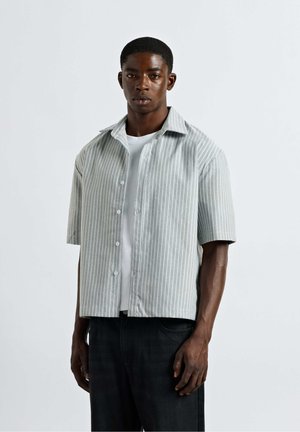 Burocs, BOXY SHORTSLEEVE SHIRT - Shirt - green