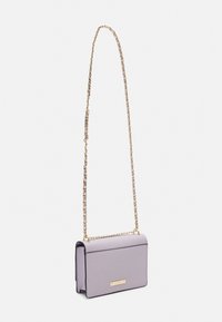 Borsa a tracolla viola in pelle con catena dorata, forma rettangolare e un accento metallico sul fronte. Texture liscia, design minimale.