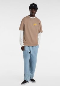 Vans BRUSH SCRIPT LOOSE FIT - Print T-shirt - desert taupe