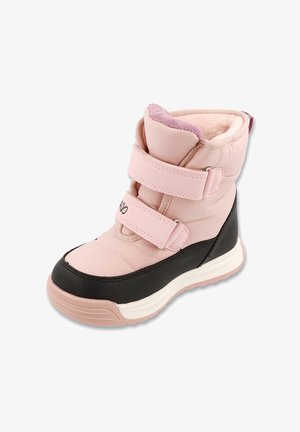 Różowy zimowy but z dwoma zapięciami na rzep, z puszystą podszewką i czarną teksturowaną dolną częścią. Posiada białą podeszwę środkową i gumową podeszwę.