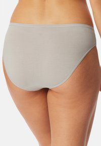 Graue Baumwollunterhose, hochgeschnitten mit glattem, weichem Griff. Verfügt über einen dünnen elastischen Bund und minimale Nähte an den Kanten.