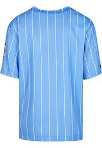 Tricou bleumarin cu mânecă scurtă, dungi verticale albe, guler rotund și petice detaliate pe mâneci. Textură netedă, croială lejeră.