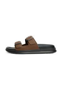 Sandali in pelle marrone con due cinghie regolabili, fibbie metalliche, parte superiore testurizzata e suola spessa in gomma nera.