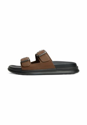 Sandali in pelle marrone con due cinghie regolabili, fibbie metalliche, parte superiore testurizzata e suola spessa in gomma nera.