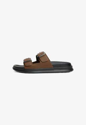 Sandales en cuir marron avec deux sangles réglables, boucles métalliques, tige texturée et épaisse semelle en caoutchouc noir.
