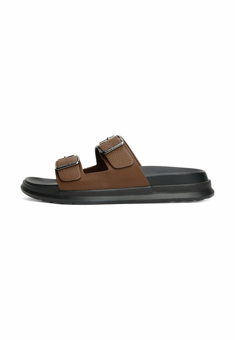 Sandali in pelle marrone con due cinghie regolabili, fibbie metalliche, parte superiore testurizzata e suola spessa in gomma nera.