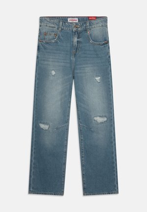 Vaqueros de denim azul claro con un corte relajado, que presentan zonas desgastadas y costuras visibles. Cuatro bolsillos con acentos de hardware en cobre.