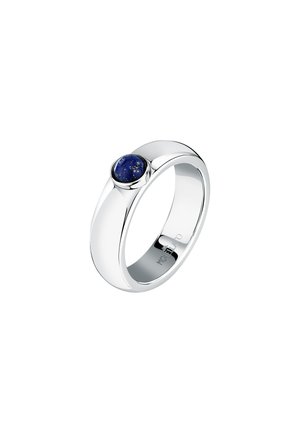 Anello d'argento con una superficie liscia e lucidata e un centro in pietra blu rotonda con luccichii, incastonato in una montatura a bordo.