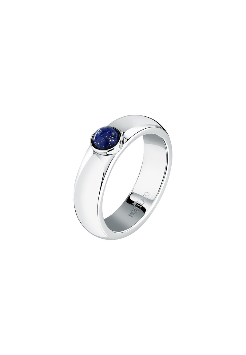 Anello d'argento con una superficie liscia e lucidata e un centro in pietra blu rotonda con luccichii, incastonato in una montatura a bordo.