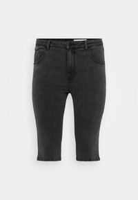 Pantalones capri de mezclilla negros con corte recto, cinco bolsillos y costuras a tono. La tela tiene una ligera textura y un diseño clásico.