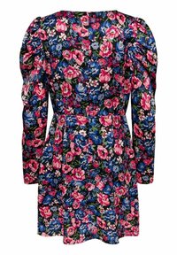Robe fleurie avec un fond noir, ornée de fleurs roses et bleues, manches longues bouffantes et taille cintrée. Jupe plissée.