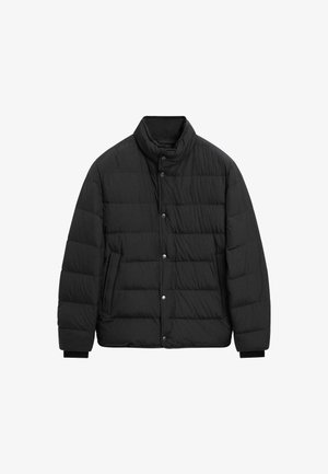 Schwarze Pufferjacke mit hohem Kragen, Druckknopfverschluss, gestepptem Design, seitlichen Taschen und elastischen Bündchen für zusätzliche Wärme.