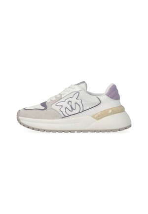 Sneaker bianche eleganti con pannelli in suede grigio e rete, dotate di un logo e dettagli viola, suola leggera con battistrada testurizzato.