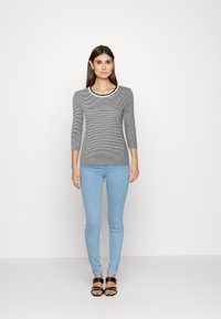 s.Oliver Pikkade varrukatega topp - navy stripes