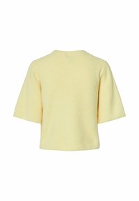 Īsām piedurknēm, ribota džemperis pasteļdzeltenā krāsā, ar apaļu kakla izgriezumu un kvadrātveida siluetu, ar mīkstu tekstūru un minimālu apdari.