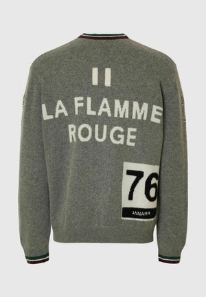 Šedý vlněný svetr s bílým nápisem: „II LA FLAMME ROUGE“ a „76“ na zádech, s proužkovaným žebrovaným límcem a manžetami.