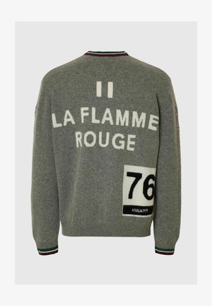 Grauer Wollpullover mit weißer Aufschrift: „II LA FLAMME ROUGE“ und „76“ auf der Rückseite, mit farbig gestreiftem, geripptem Kragen und Bündchen.