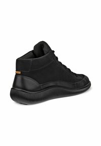Baskets montantes noires combinant des matériaux en suède et en cuir, dotées d'une semelle en caoutchouc striée et d'un petit accent marron près du talon.