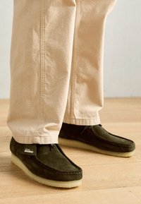 WALLABEE - Zapatos con cordones - forest green