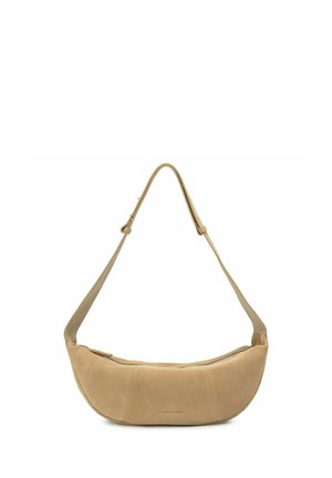 Sac d'épaule beige en forme de croissant avec une bandoulière réglable et une fermeture éclair, fabriqué en suède doux.