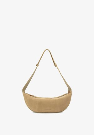Sac d'épaule beige en forme de croissant avec une bandoulière réglable et une fermeture éclair, fabriqué en suède doux.