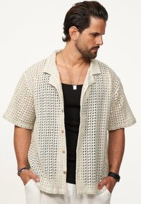 Kurzärmliges, gewebtes Hemd in Hellblau und Creme mit kariertem Muster, ausgestattet mit einer Knopfleiste und weichem Textil.