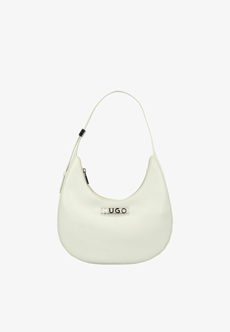 Sac à main incurvé de couleur crème avec une sangle courte et une plaque logo "HUGO" centrée à l'avant.