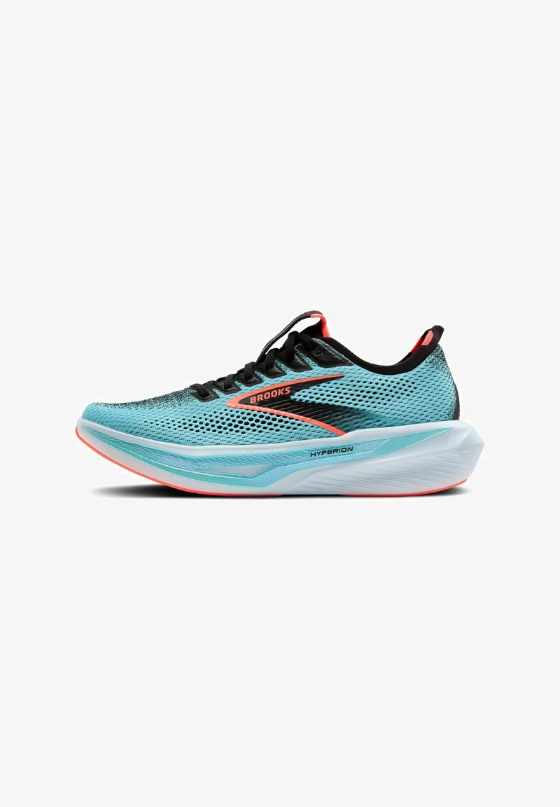 Baskets de course bleu clair avec une tige en maille, accents noirs et détails rouges. Elles présentent une semelle blanche courbée avec la marque "HYPERION".