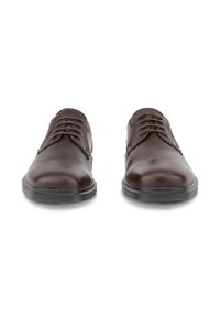 Paar dunkelbraune Leder-Herrenschuhe mit Schnürsenkeln und schwarzen Gummisohlen, von vorne auf weißem Hintergrund gesehen.