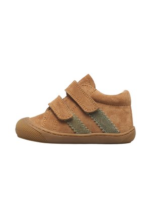 Scarpa da bambino in pelle scamosciata marrone con due cinturini in Velcro e banda verde a zigzag sul lato, suola in gomma e punta strutturata.