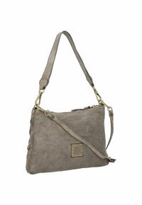 Borsa a mano in pelle grigia con finitura testurizzata, dotata di hardware dorato, un accento quadrato borchiato e una tracolla regolabile.