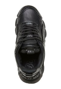 Scarpa sportiva nera con tomaia in pelle testurizzata, chiusura con lacci, collare imbottito, dettagli grigi a contrasto e suola con design circolare.
