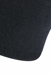 Zwarte viltstof met een gestructureerd oppervlak, voorzien van een afgeronde rand en een lichte glans. Het ontwerp is eenvoudig en monochroom.