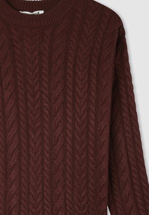 Burgundowy sweter z dzianiny o teksturowanym wzorze w warkocze, z okrągłym dekoltem i długimi rękawami. Materiał wydaje się miękki i gruby.