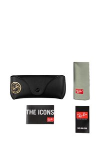 Custodia per occhiali da sole in pelle nera con bordi arrotondati, logo circolare dorato, panno per la pulizia grigio abbinato e due schede promozionali.