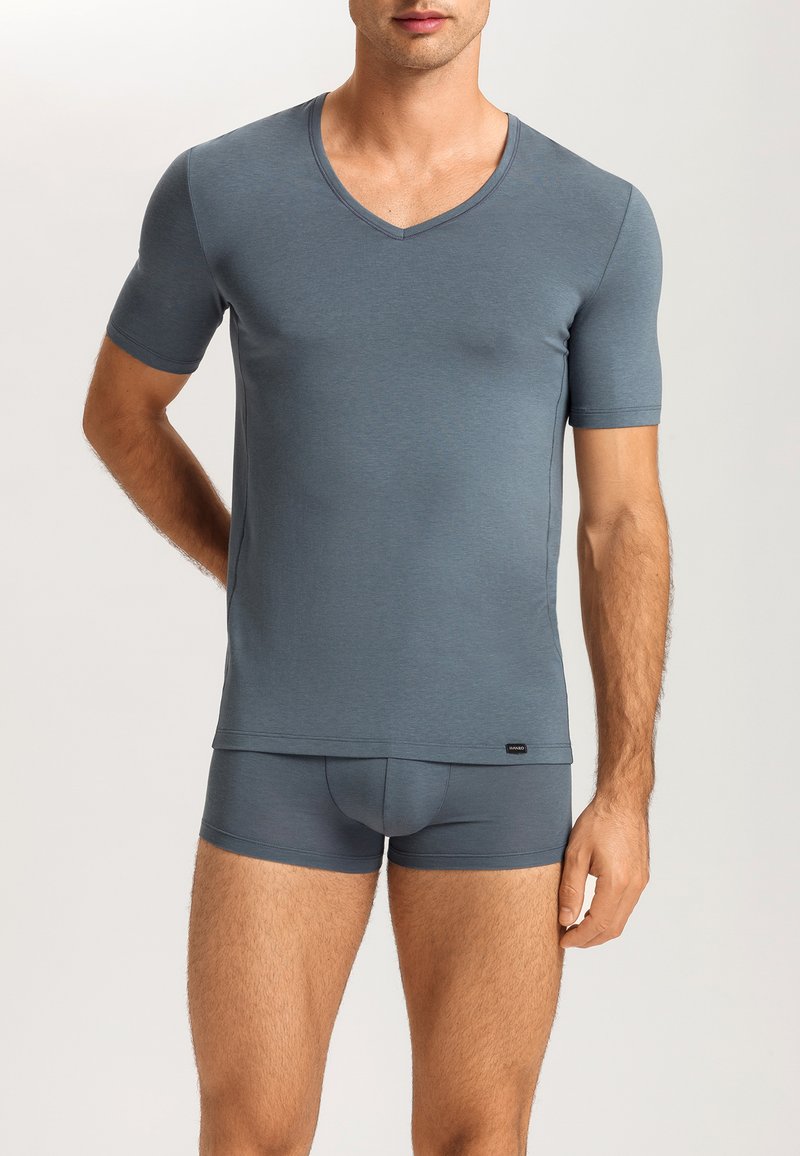 Grå t-shirt med v-hals och korta ärmar, tillsammans med matchande boxerkalsonger. Slät yta, figursydd design och sömlös konstruktion.