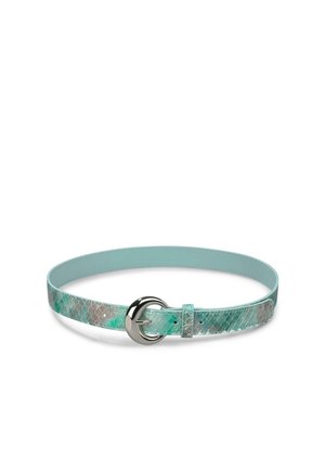 Cinturón de textura de piel de serpiente en azul verdoso claro con una hebilla redonda plateada brillante sobre un fondo blanco.